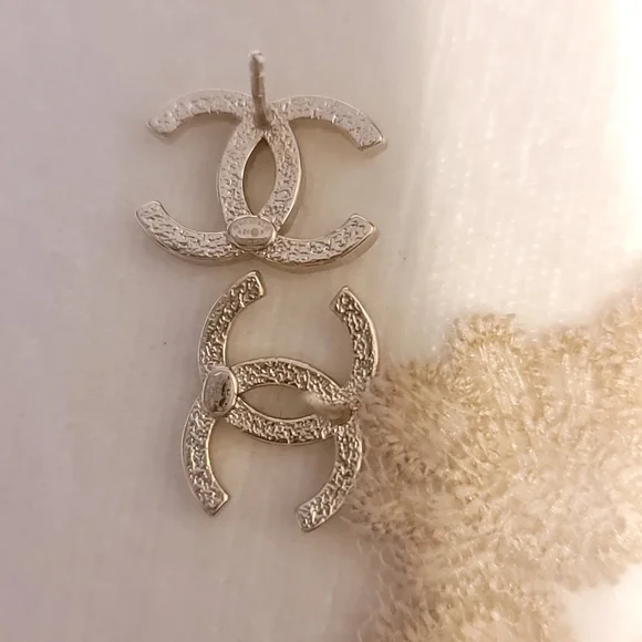 Chanel vintage Gold plated Earrings 0.5 inch - Picture 5 of 6